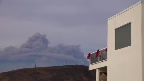 Una-Enorme-Nube-De-Humo-Y-Ceniza-Se-Eleva-Desde-El-Incendio-De-Thomas-En-Ojai-California