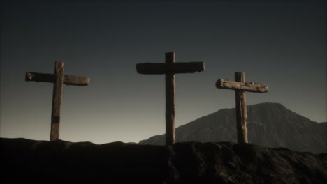 cruz de crucifijo de madera en la montaña