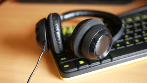 auriculares en un teclado