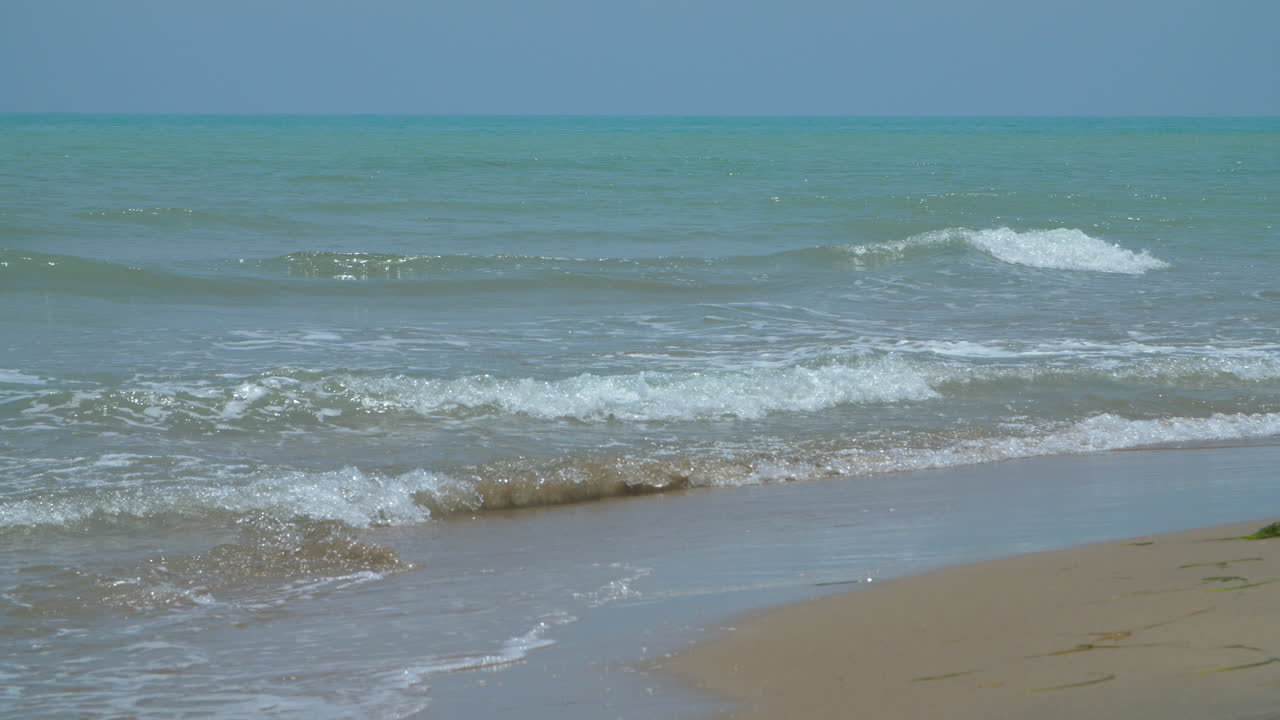 푸른 물과 은 하늘이 있는 아름다운 해변