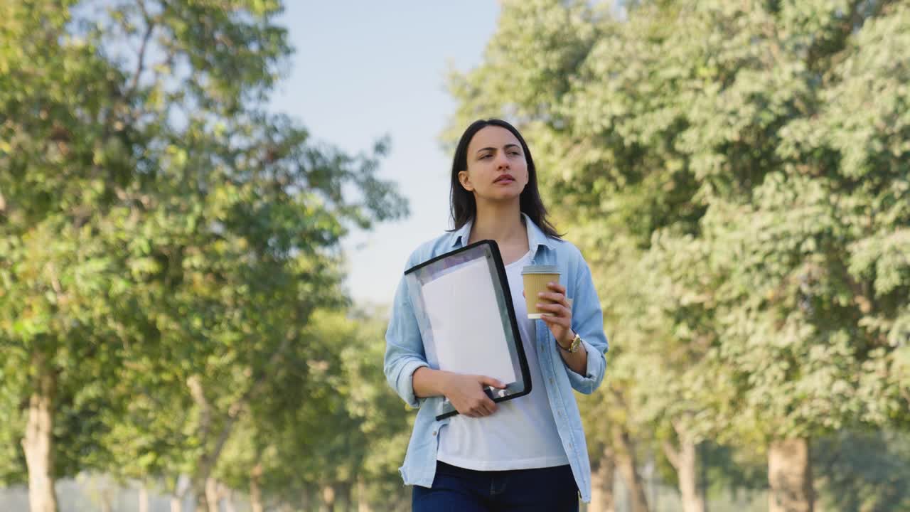 mujer de negocios que va a una reunión