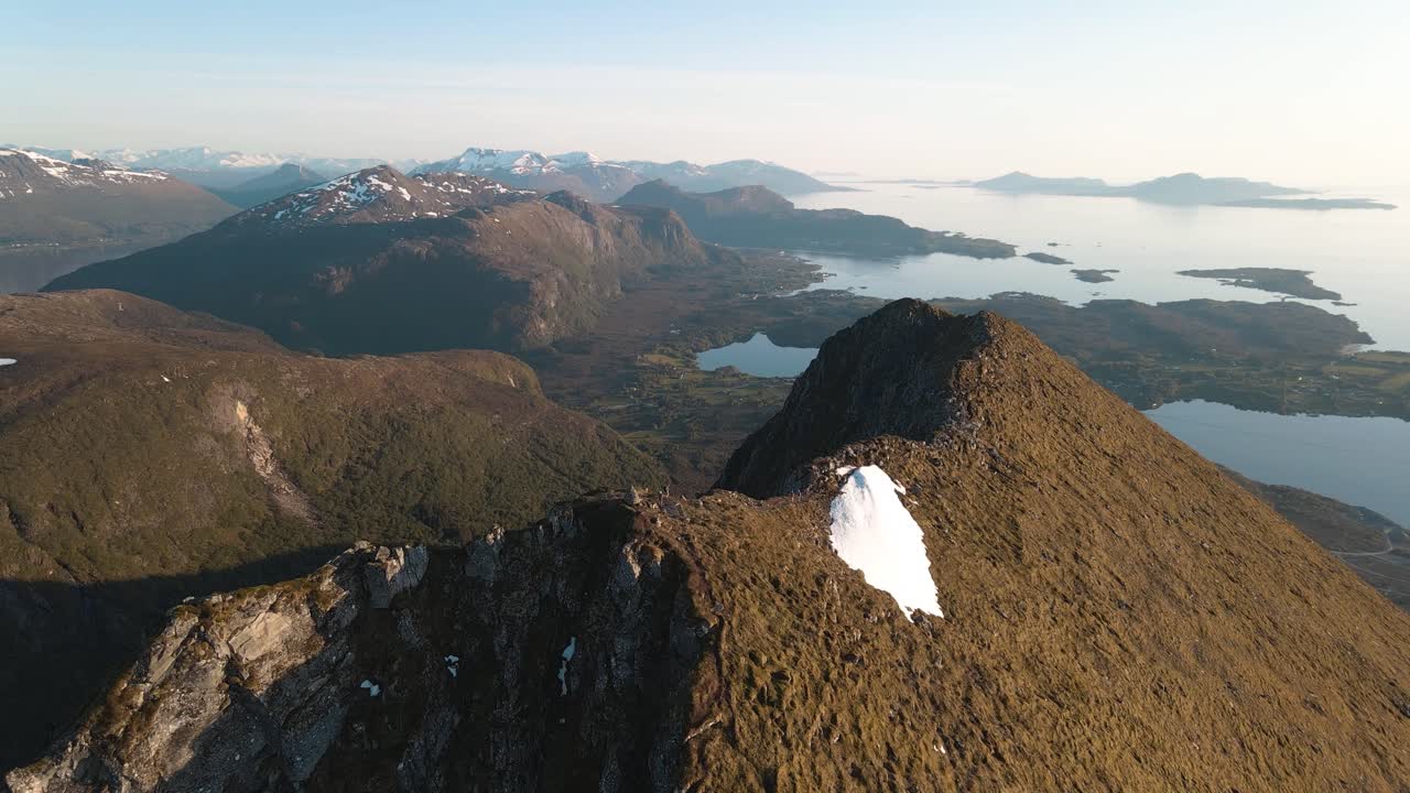 video de avión no tripulado de la majestuosa montaña de midsundtrappene con algunos excursionistas en la cresta disfrutando de la hermosa vista del mar noruego
