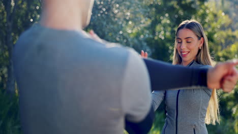 Fitness-En-El-Parque,-Estiramientos-Y-Mujer-Feliz