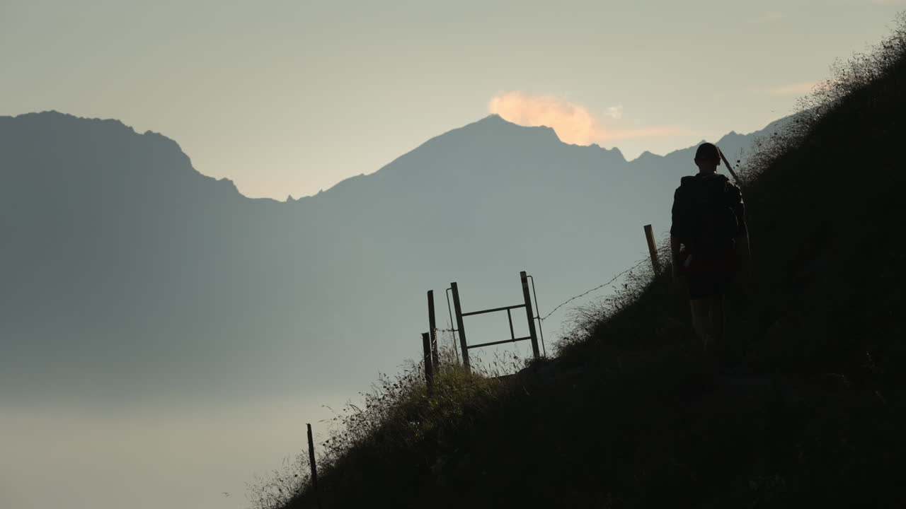 excursionista en el sendero de montaña