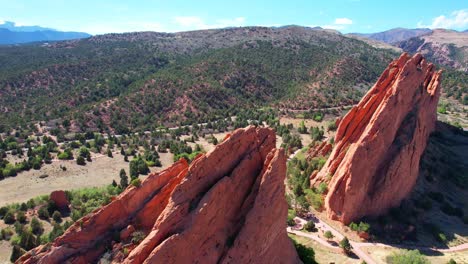 Garden-of-the-Gods-orbit-around-cliff-2