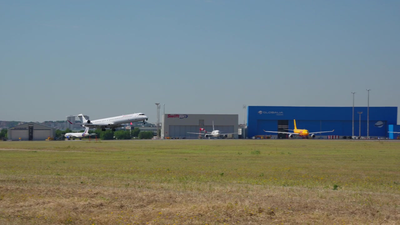 Avión comercial aterrizando en la pista del aeropuerto