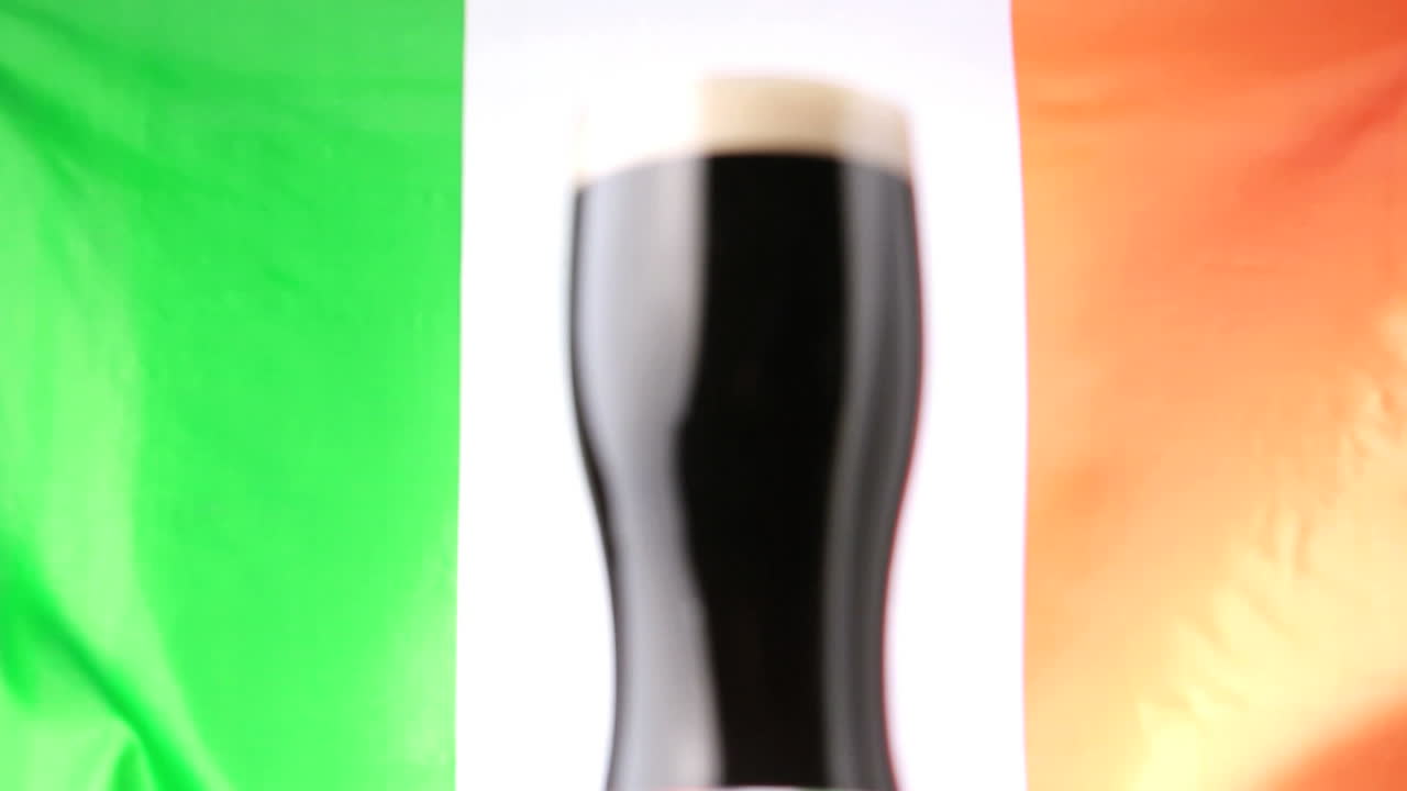 de una pinta de stout contra la bandera irlandesa