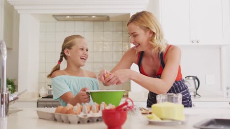 Madre-E-Hija-Caucásicas-Horneando-Juntas-En-La-Cocina-De-Casa