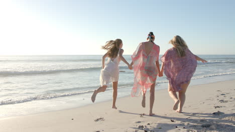 Drei-Frauen-Genießen-Einen-Unbeschwerten-Lauf-Am-Strand-Entlang,-Mit-Kopierraum