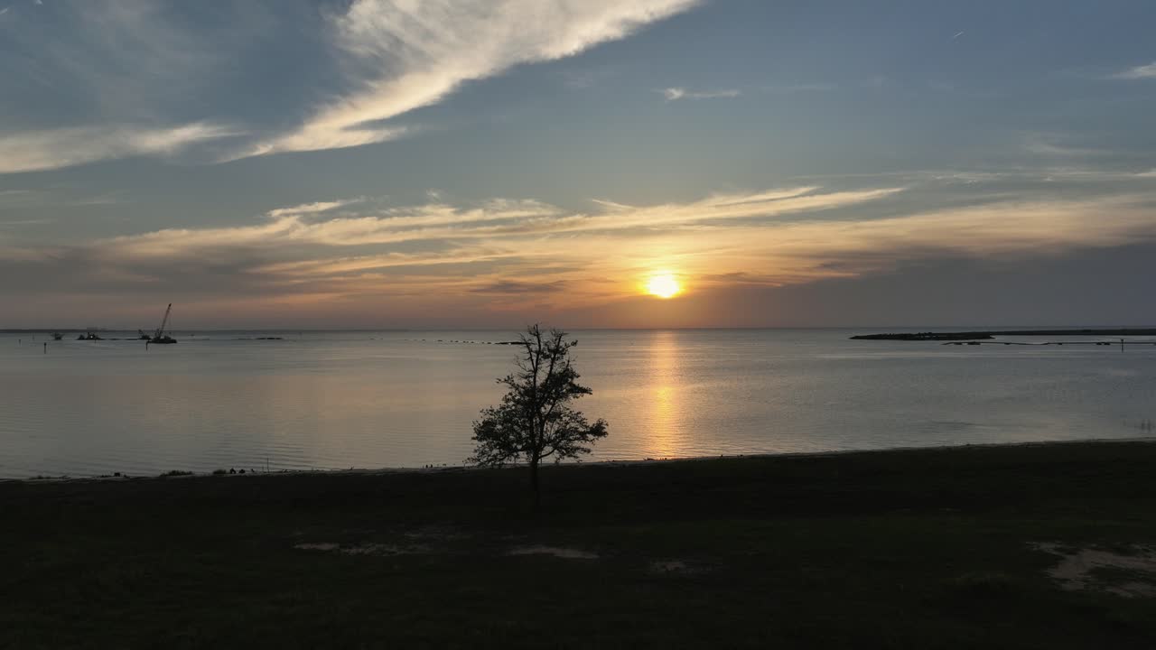 puesta de sol sobre el río bon secour cerca de gulfshores, alabama
