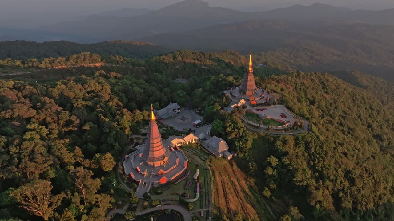Những ngôi đền linh thiêng trên đỉnh đồi hùng vĩ với bầu trời đầy màu sắc làm nền, Thái Lan
