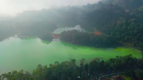 亞洲雲天下綠色湖泊的熱帶風景