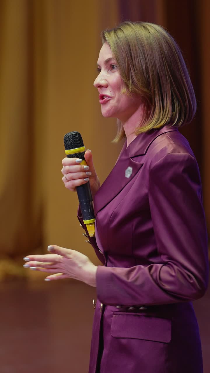 mujer haciendo una presentación