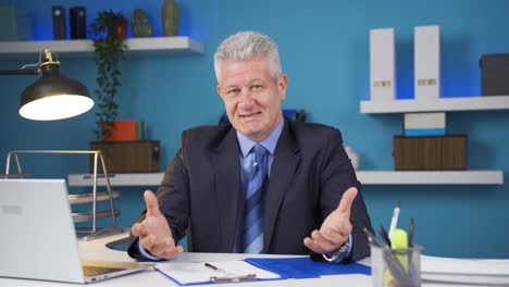 un hombre de negocios feliz y pacífico hablando a la cámara.