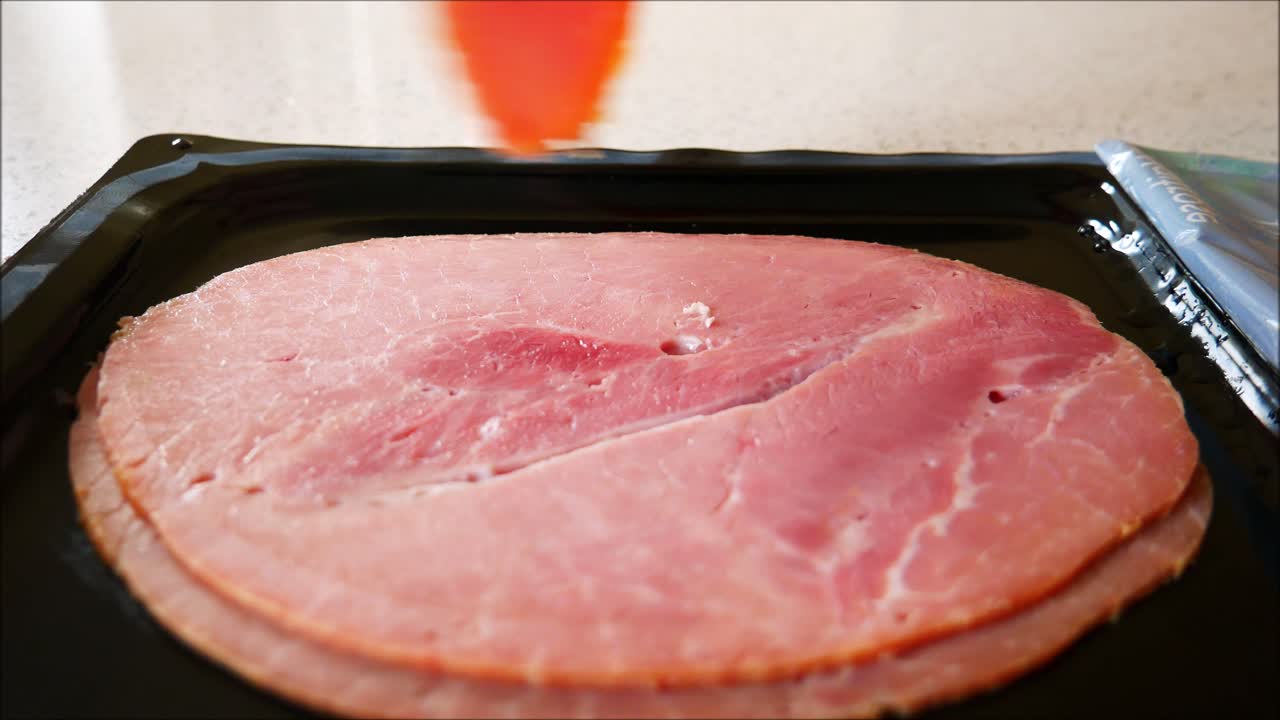 봉지에서 햄 껍질 벗기기