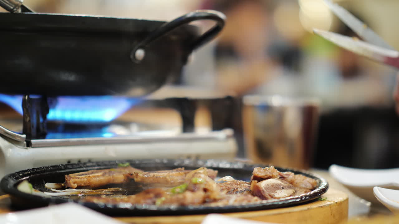 한국 식당에서 요리를 제공