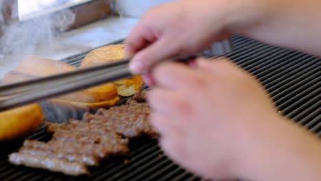 los panes y las albóndigas están siendo fritos