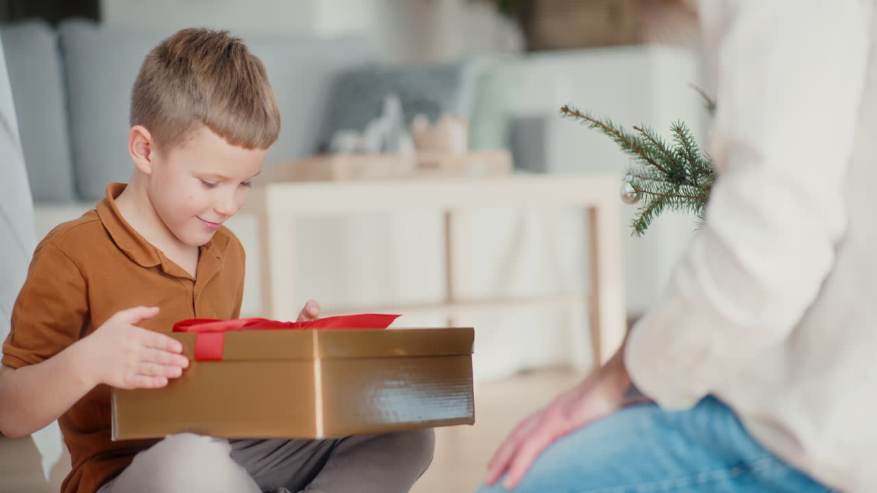 작은 소년은 기으로 크리스마스 선물을 열고