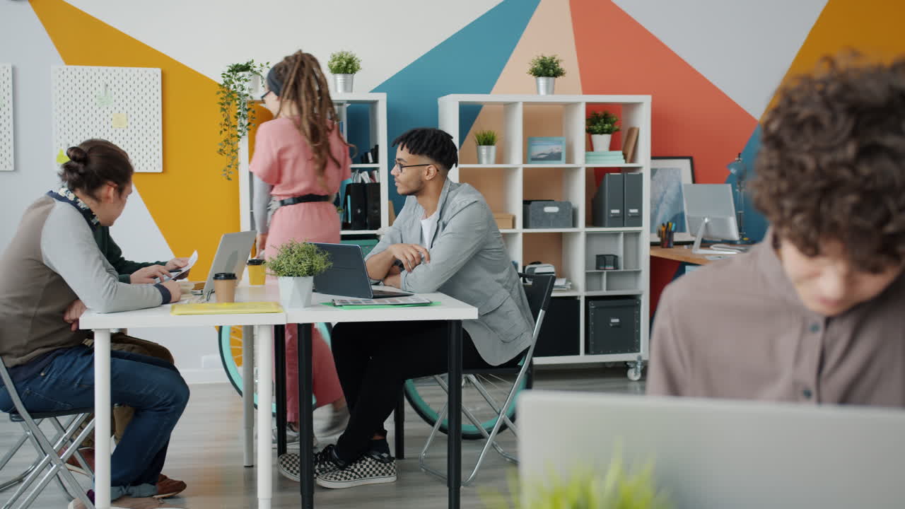 equipo diverso en una oficina moderna