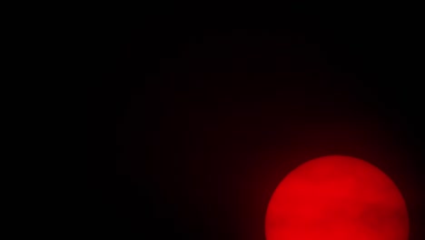 rote sonnenkugel im dichten smog