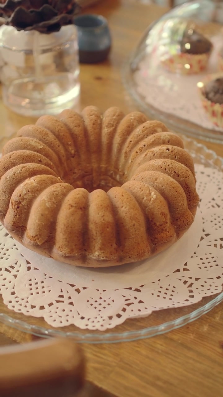 Cam servis tabağında taze pişmiş Bundt kek