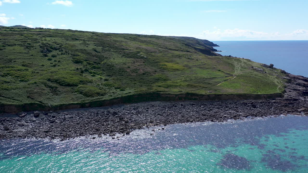 st ives cornwall의 해안선 주변의 공중 드론 보기