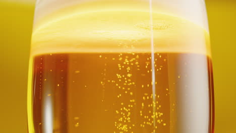 un vaso de bebida gaseosa
