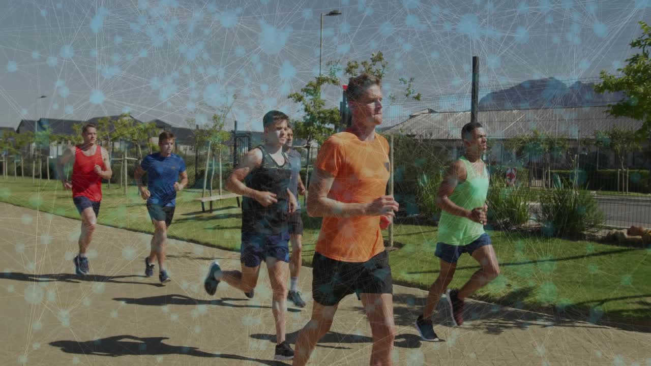 Sei corridori uomini che entrano nell'inquadratura iniziando l'allenamento fitness su un sentiero, passando un lampione e un segnale di precedenza.