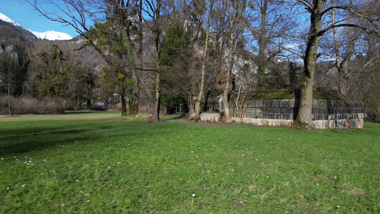 Fortification militaire de l'Armée suisse ayant servi de barrière contre les invasions potentielles pendant la Seconde Guerre mondiale