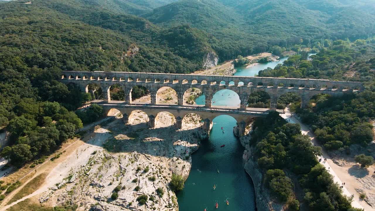 퐁 뒤 가르(pont du gard)는 1세기 광고에 지어진 고대 로마 수로 다리입니다.