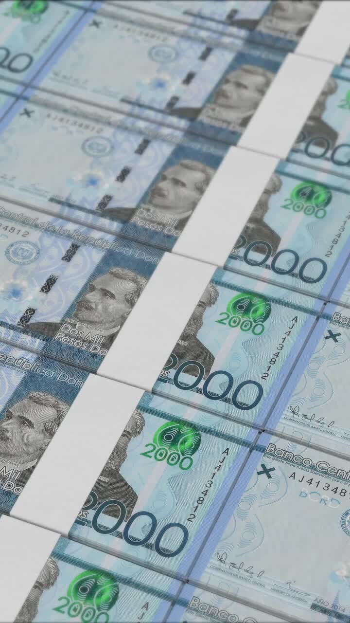 video vertical de billetes de 2000 pesos dominicanos impresos por una prensa de dinero