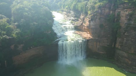 cascada rajdari devdari y la presa latif shah y el lago chandraprabha vista aérea