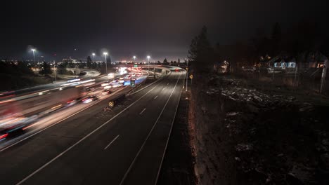 hiperlapso de automóviles en el tráfico conduciendo rápido en la autopista por la noche