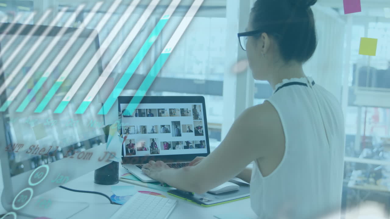 animación de gráficos, globos y lenguaje informático sobre mujer asiática trabajando en una computadora portátil en la oficina