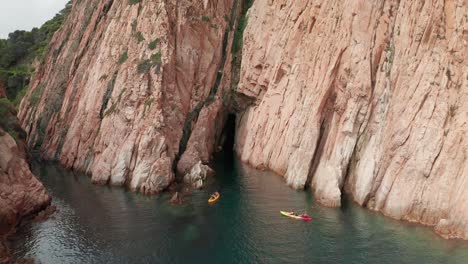 canoas dobles navegando por el mar