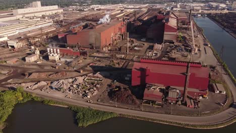 ak steel caster y ford plantas industriales en rouge river, detroit - drone aéreo