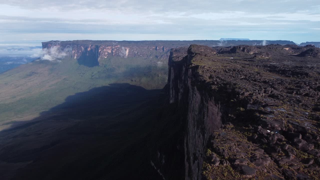 dolly aéreo en disparo sobre roraima tepui antiguas montañas en venezuela