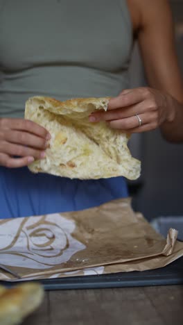 mujer comiendo pan casero