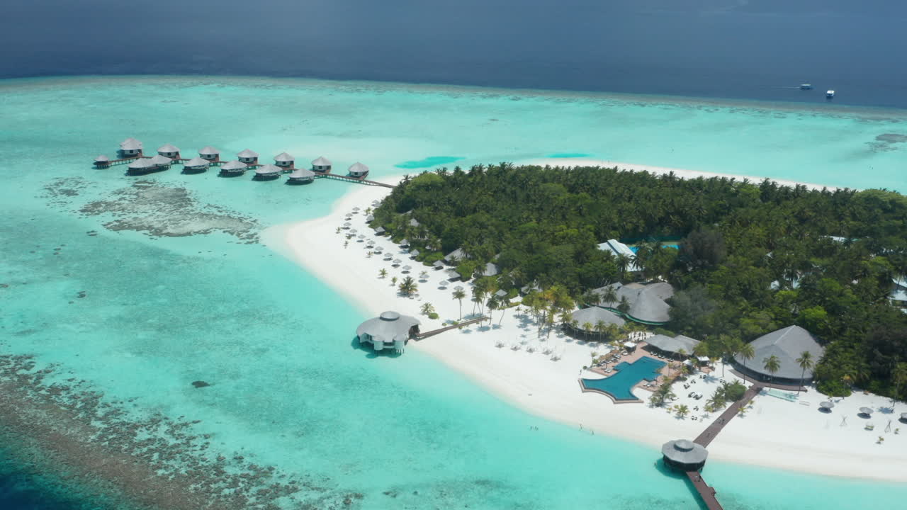Resort privato Kihaa Maldive con bungalow sull'acqua nelle Maldive