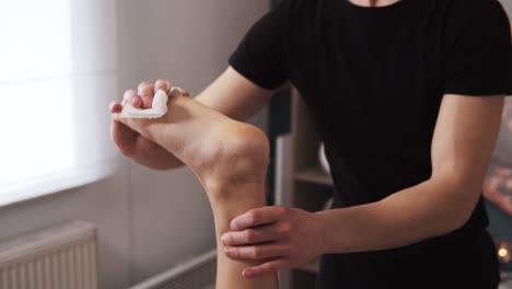 close-up-of-the-masseur's-hand-massaging-the-foot-before-the-massage