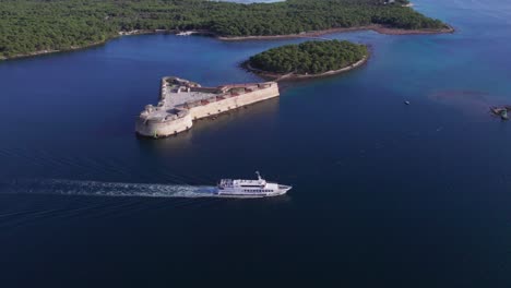 Barco-Turístico-Que-Viaja-Más-Allá-De-St