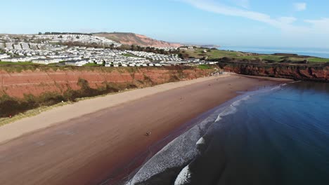 Panorámica-Aérea-Toma-Derecha-De-Sandy-Bay-Holiday-Park-Y-Straight-Head-Devon,-Inglaterra