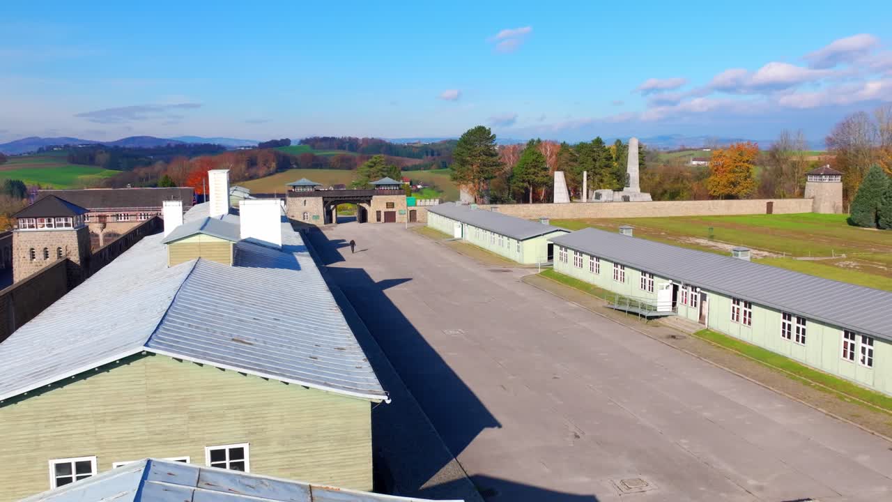 mauthausen, alta austria - campo de concentración de mauthausen - avión no tripulado volando hacia adelante