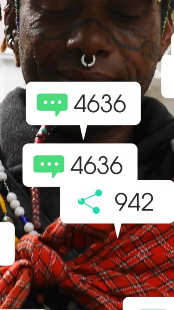 Video verticale: Uomo che tiene in mano il telefono, tocca e controlla i social media mentre delle bolle oscurano lo schermo.