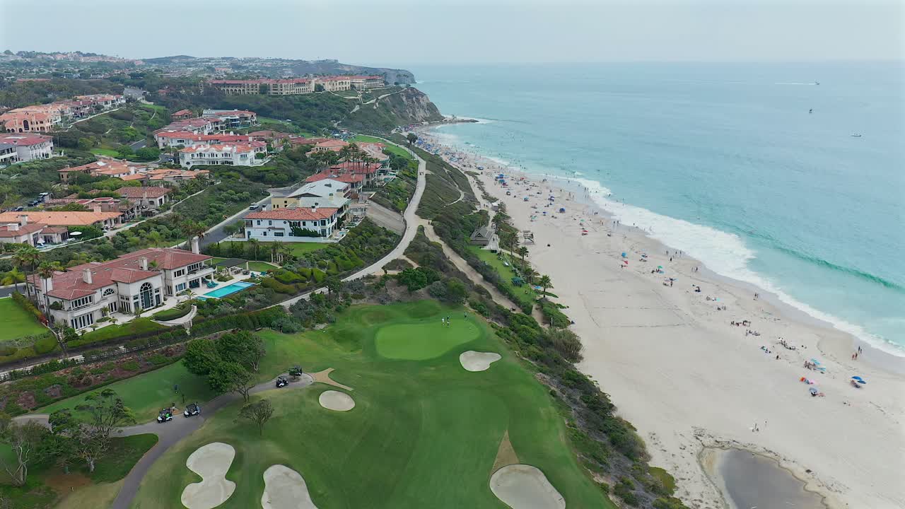 vista aérea del campo de golf de la playa de monarca y la playa de salt creek en dana point california