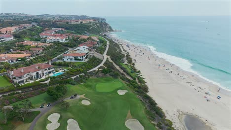 luftaufnahme des golfplatzes monarch beach und des salt creek beach in dana point, kalifornien