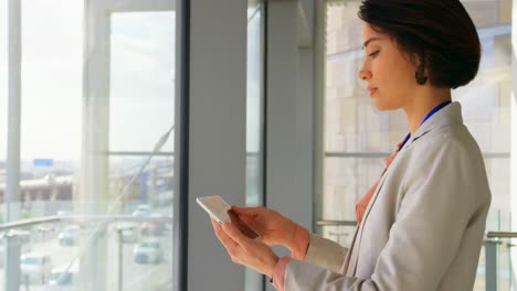 hermosa mujer de negocios caucásica que trabaja en una tableta digital en la oficina 4k