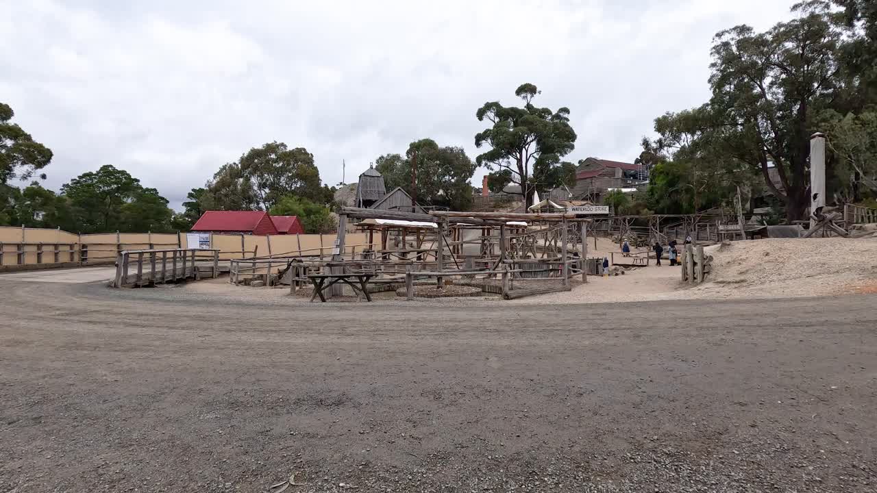 sitio histórico con estructuras de madera y árboles