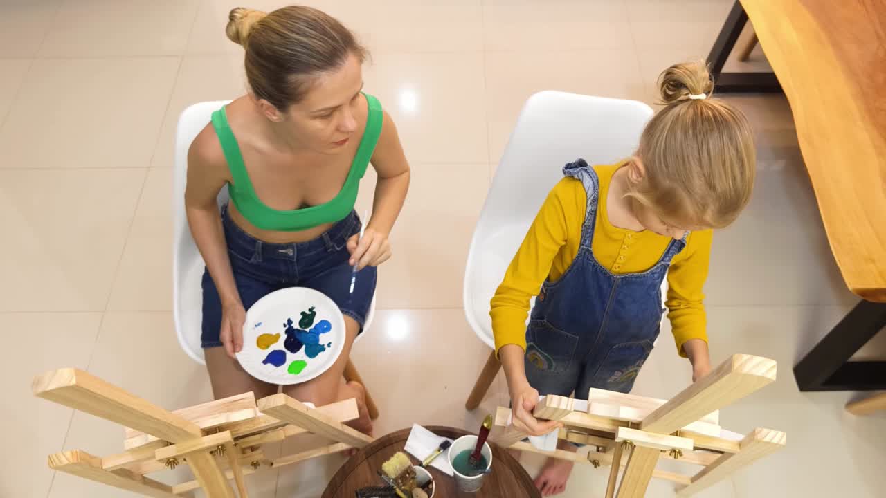 madre e hija pintando juntas