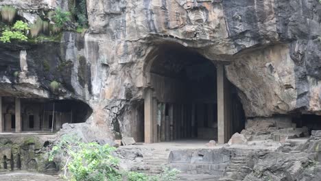 las cuevas de pitalkhora, en la cordillera de satmala de los ghats occidentales de maharashtra, india, son un antiguo sitio budista que consta de 14 monumentos de cuevas excavadas en roca que datan del siglo iii a.c.